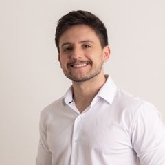 Dr. Matheus Hattge, de camisa branca, sorrindo de frente